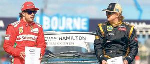 Ein seltsames Paar. Fernando Alonso (links) muss sich in der kommenden Saison mit Kimi Räikkönen arrangieren. Foto: dpa