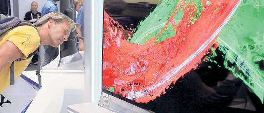 Das ist nicht das Raumschiff Orion. Wer solche ultraflachen Fernseher mit leicht gewölbter Oberfläche nicht mag, der guckt auch lieber noch analog. Foto: dpa