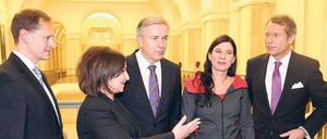 Am 28. November 2011 stellte Klaus Wowereit nach einer Sitzung der SPD-Gremien die Damen und Herren vor, die im rot-schwarzen Senat den Dienst antraten. Zweite von rechts: Sandra Scheeres.