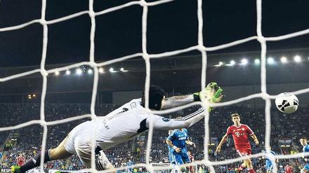 Nicht zu halten. Torhüter Petr Cech vom FC Chelsea muss hier den Ausgleich des FC Bayern durch Franck Ribéry hinnehmen. Auch später im Elfmeterschießen kam der Tscheche nicht an den Ball. Foto: dpa