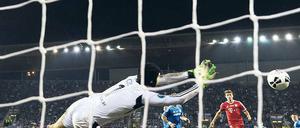 Nicht zu halten. Torhüter Petr Cech vom FC Chelsea muss hier den Ausgleich des FC Bayern durch Franck Ribéry hinnehmen. Auch später im Elfmeterschießen kam der Tscheche nicht an den Ball. Foto: dpa