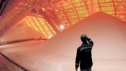 Weißes Gold. Entstanden ist der Konflikt, nachdem die Fusion zweier Produzenten von Düngemittel geplatzt ist.