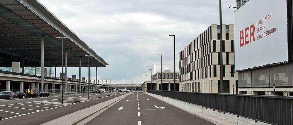 Hallo, ist hier jemand? Ja, ganz links, ein paar Bauarbeiter. So richtig viel Verkehr wird es hier erst in ein paar Jahren geben.