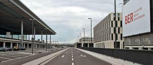 Hallo, ist hier jemand? Ja, ganz links, ein paar Bauarbeiter. So richtig viel Verkehr wird es hier erst in ein paar Jahren geben.