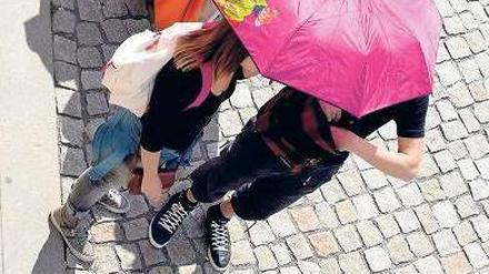Heiter bis wolkig. Am Ende der Woche steigen die Temperaturen aber wieder, angeblich auf bis zu 27 Grad. Die neuesten Aussichten unter www.tagespiegel.de/wetter