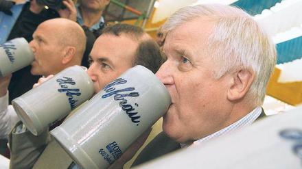  Kann man die Politikerzukunft aus dem Bierschaum lesen? Horst Seehofer muss nach der Wahl, so seine CSU weiterregiert, einige Personalentscheidungen treffen. 
