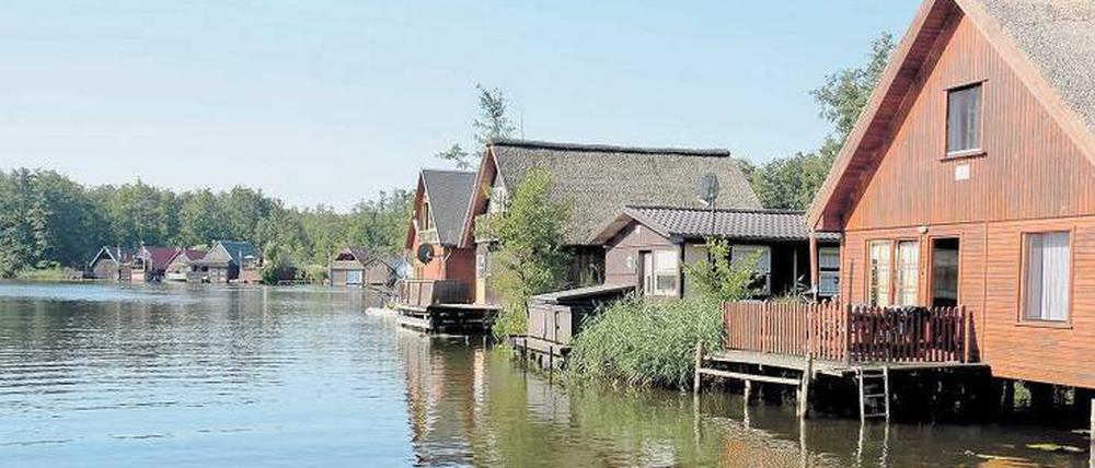 Guten Morgen, Mirow. Wer kein uriges Anwesen am See sein Eigen nennt, verschafft sich das Ambiente eben mit einem gemieteten Hausboot.