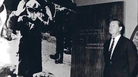 Die Aussöhnung mit dem jüdischen Volk war Pressezar Axel Springer so wichtig, dass er seine Mitarbeiter auf dieses Ziel verpflichtete. Das Bild zeigt den Verleger in der Holocaust-Gedenkstätte Yad Vashem in Jerusalem. Foto: Unternehmensarchiv Axel Springer AG