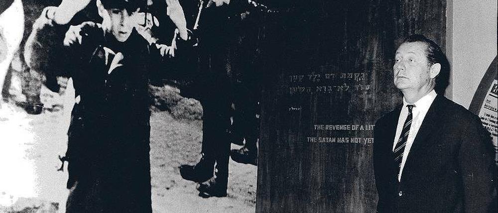 Die Aussöhnung mit dem jüdischen Volk war Pressezar Axel Springer so wichtig, dass er seine Mitarbeiter auf dieses Ziel verpflichtete. Das Bild zeigt den Verleger in der Holocaust-Gedenkstätte Yad Vashem in Jerusalem. Foto: Unternehmensarchiv Axel Springer AG