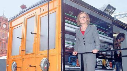  Die Chefin. Nikutta vor dem neuen Info-Wagen an der U-Bahn-Baustelle.