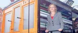  Die Chefin. Nikutta vor dem neuen Info-Wagen an der U-Bahn-Baustelle.