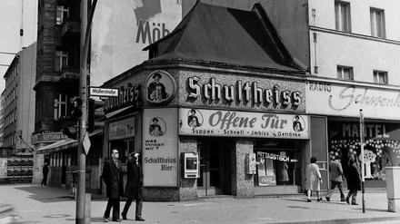 Berliner Eckkneipe "Offene Tür" an der Müllerstraße / Ecke Seestraße (1973)