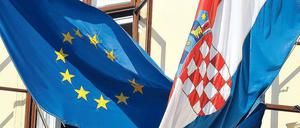 Fahnen der Europäischen Union und Kroatiens