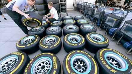 Hat hier jemand Reifen bestellt? Ein Formel-1-Mechaniker checkt das Material. Nicht immer kommt bei den Rennställen alles so einfach an.