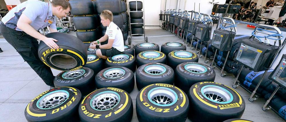 Hat hier jemand Reifen bestellt? Ein Formel-1-Mechaniker checkt das Material. Nicht immer kommt bei den Rennställen alles so einfach an.