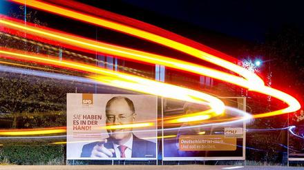 Alles Augenwischerei? Die Parteien haben im Wahlkampf nicht immer ein glückliches Händchen. Das Bild ist aber nur eine Langzeitbelichtung. . .