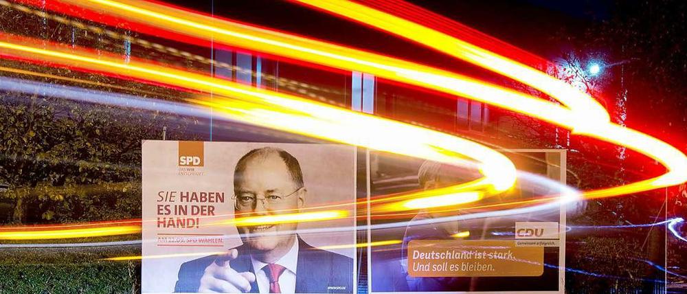 Alles Augenwischerei? Die Parteien haben im Wahlkampf nicht immer ein glückliches Händchen. Das Bild ist aber nur eine Langzeitbelichtung. . .