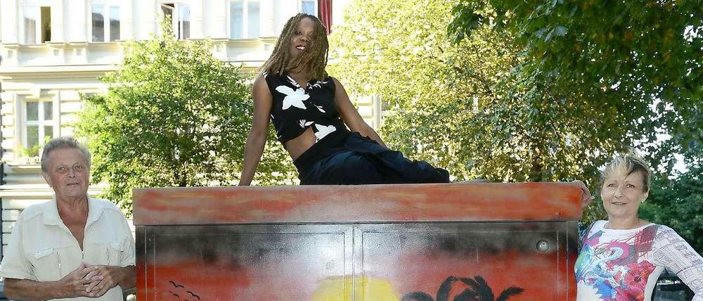 Karibik in Kreuzberg. Der Verein "mog 61- Mittenwalder ohne Grenzen" nimmt sich graue Stromkästen vor und malt sie an. 