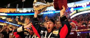 Die Halle ist Heimat der Berliner Eisbären. Seit 2008 spielt der siebenfache Deutsche Eishockeymeister hier.
