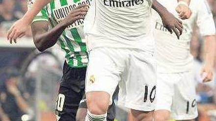 Weiß war gestern. Mesut Özil trägt wohl bald ein anderes Trikot. Foto: dpa