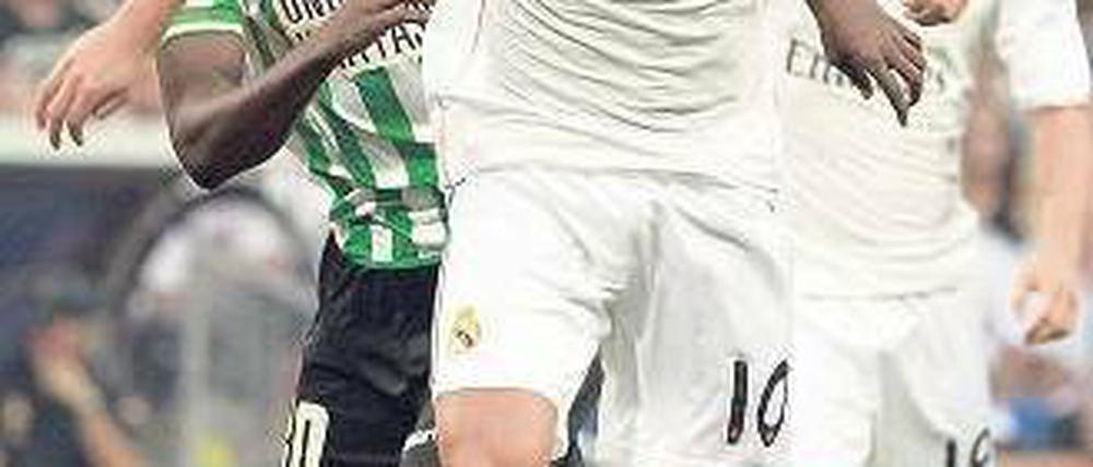 Weiß war gestern. Mesut Özil trägt wohl bald ein anderes Trikot. Foto: dpa