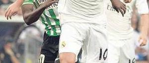 Weiß war gestern. Mesut Özil trägt wohl bald ein anderes Trikot. Foto: dpa
