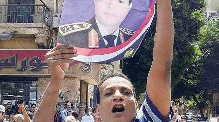 Auch Militärs haben Anhänger. Eine Demonstration für Armeechef al Sisi. Foto: dpa