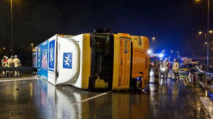 Die Zugmaschine kippte mitsamt Anhänger auf der Stadtautobahn um.