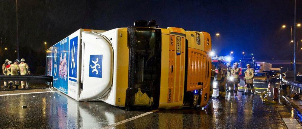 Die Zugmaschine kippte mitsamt Anhänger auf der Stadtautobahn um.