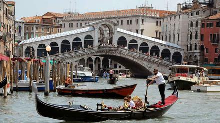 Engstelle. Der Canal Grande mit der berühmten Rialto-Brücke