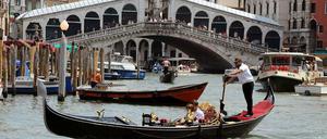Engstelle. Der Canal Grande mit der berühmten Rialto-Brücke