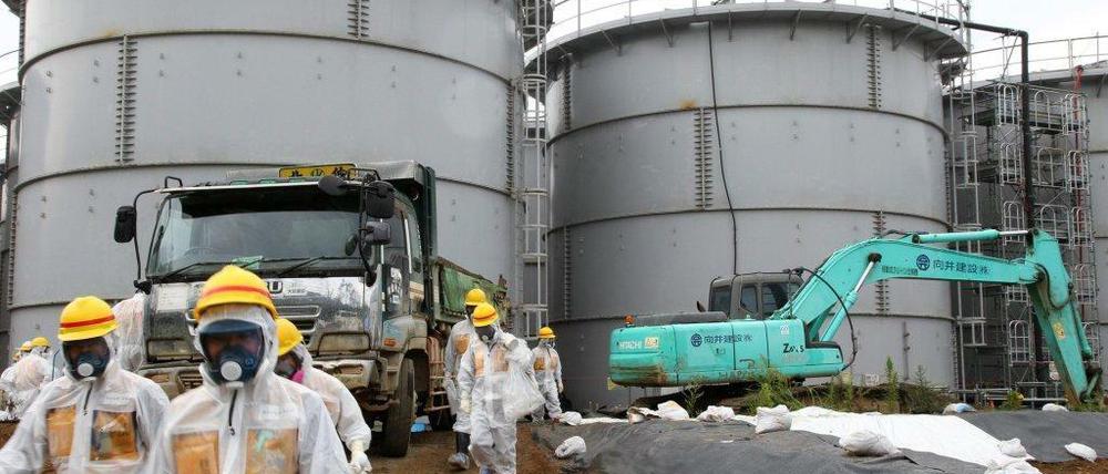 Arbeiter am havarierten Atomkraftwerk in Fukushima. Der Betreiber Tepco bekommt die Probleme offenbar nicht in den Griff.