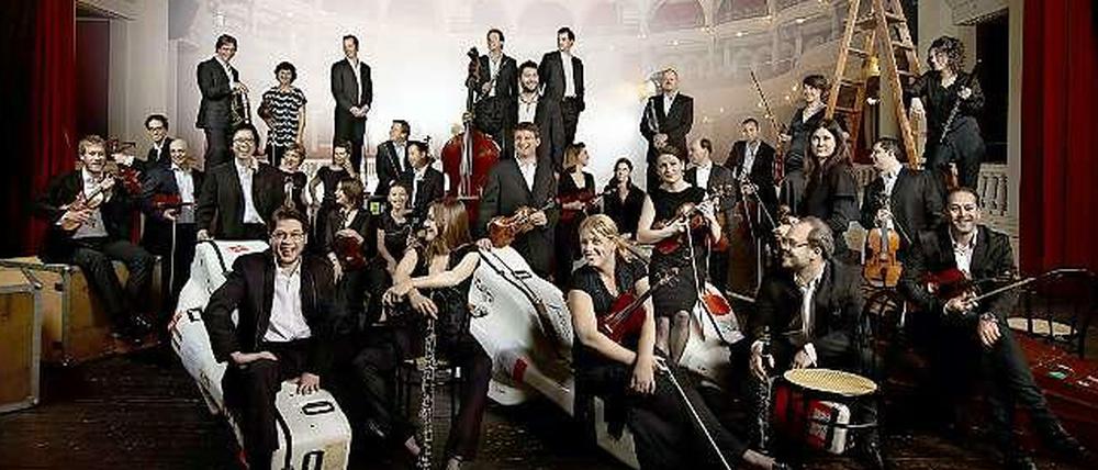 Das Mahler Chamber Orchestra vor der prachtvollen Kulisse des Theaters in italienischen Ferrara.