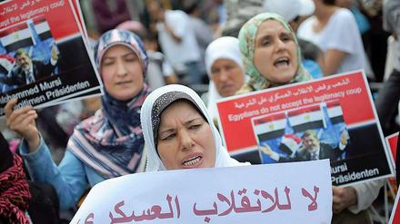 Für manche Nicht-Muslima ein Bild, das zwiespältige Gefühle weckt: Bei einer Pro-Mursi-Demonstration in Berlin bilden Frauen eine eigene Sektion.
