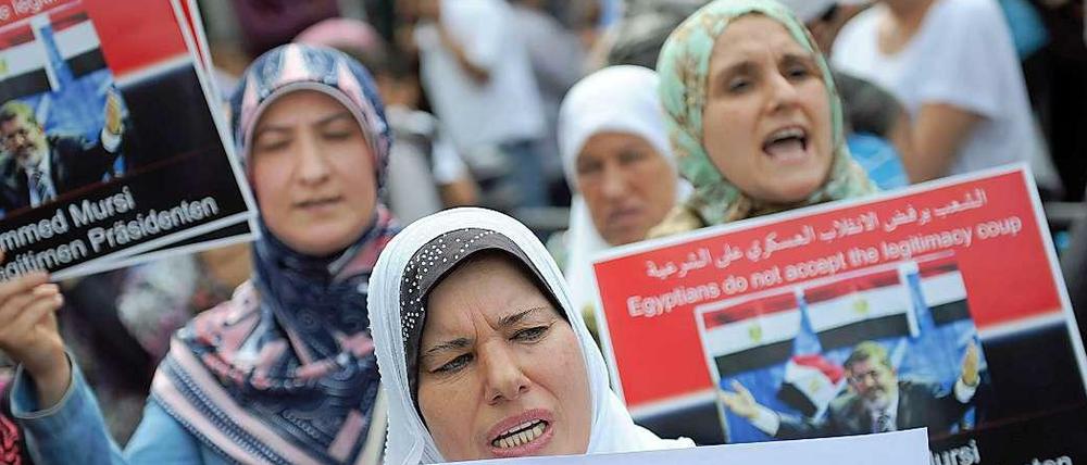Für manche Nicht-Muslima ein Bild, das zwiespältige Gefühle weckt: Bei einer Pro-Mursi-Demonstration in Berlin bilden Frauen eine eigene Sektion.