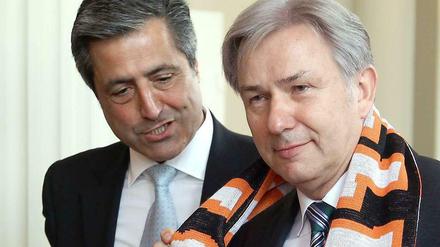 Kaweh Niroomand mit Klaus Wowereit und Mitbringsel.