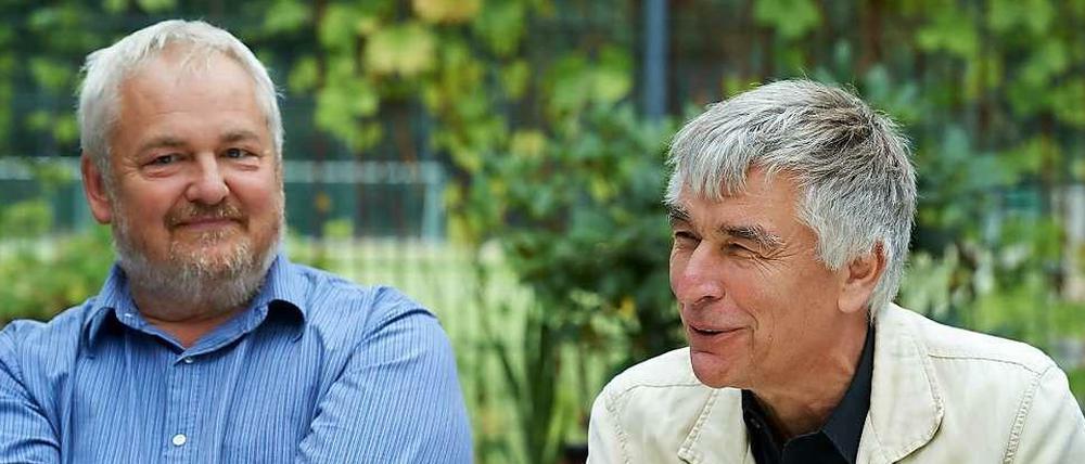 Senior-Aktivisten. John Sprange (links) und Gerd Leipold erzählen von ihrer Heldentat für den Umweltschutz. 1983 stiegen sie in einen Heißluftballon Richtung Schönefeld. Sprange wickelte eine 10-Dollar-Note um seine Zahnbürste – „für alle Fälle“.