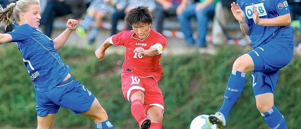 Gelungenes Freundschaftsspiel. Turbine und Nordkorea (im Bild Ra Un Sim) und die Potsdamerinnen Tabea Kemme (l.) und Stefanie Draws (r.) trennten sich 2:2. Foto: dpa