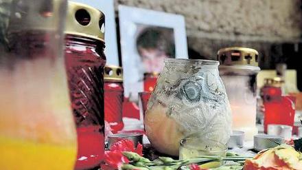 Gedenken. Kerzen und Blumen vor der ehemaligen Schule von Lukas B. Foto: dpa