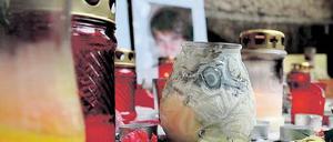 Gedenken. Kerzen und Blumen vor der ehemaligen Schule von Lukas B. Foto: dpa