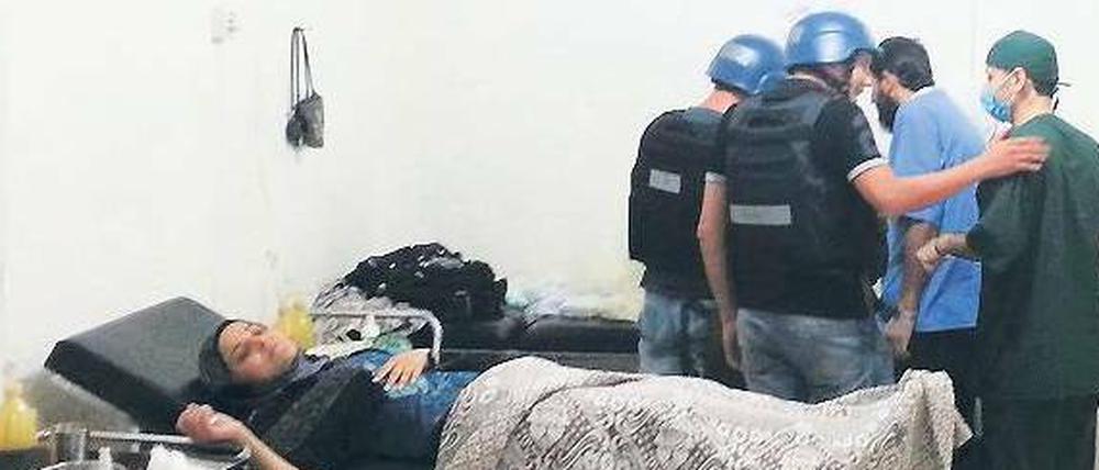 Mühsame Spurensuche. UN-Waffeninspekteure besuchten am Montag ein Krankenhaus, in dem Opfer der vermuteten Giftgasattacke vom vergangenen Mittwoch in einem Vorort von Damaskus behandelt werden. 
