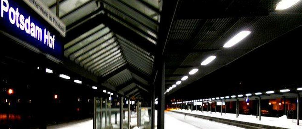 Hallo? Hallo? Ist hier jemand? Potsdam, Fernbahnhof, ein Idyll - nicht nur in kalten Winternächten.