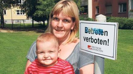 Jetzt aber runter da! Ireen Ranke will nicht akzeptieren, dass ihre jüngste Tochter Elena nicht mehr auf der Wiese vor ihrer Wohnung krabbeln darf.