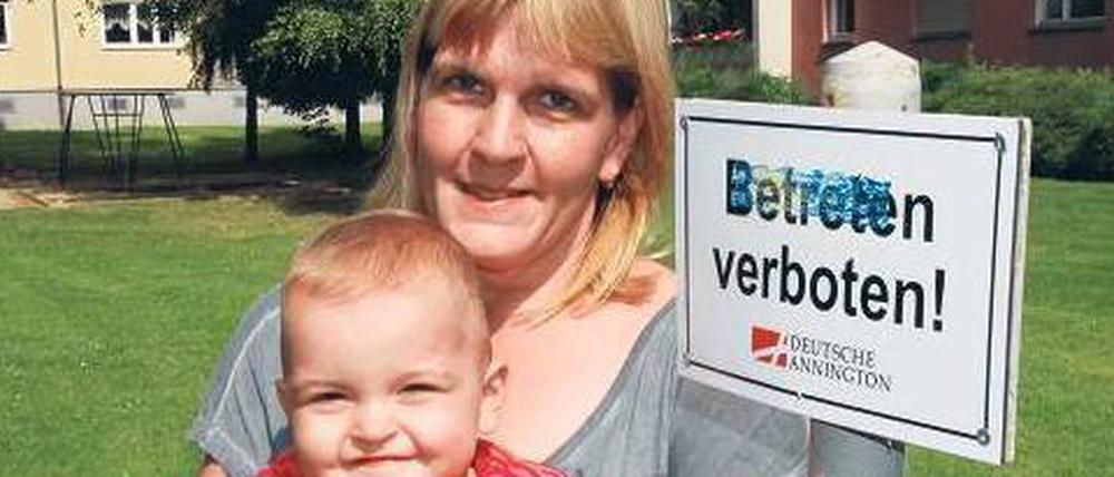 Jetzt aber runter da! Ireen Ranke will nicht akzeptieren, dass ihre jüngste Tochter Elena nicht mehr auf der Wiese vor ihrer Wohnung krabbeln darf.