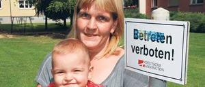 Jetzt aber runter da! Ireen Ranke will nicht akzeptieren, dass ihre jüngste Tochter Elena nicht mehr auf der Wiese vor ihrer Wohnung krabbeln darf.