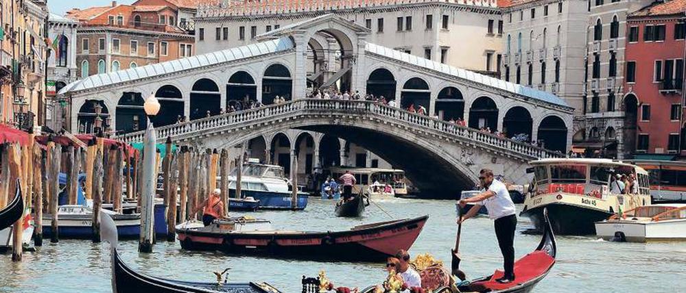 Hauptverkehrsader. Auf dem Canal Grande in Venedig kommt es regelmäßig zu Zusammenstößen und Unfällen. In den Stoßzeiten sind auf der Wasserstraße bis zu 250 Fahrzeuge pro Stunde unterwegs. Foto: dpa