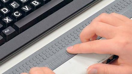 In der analogen Welt ermöglicht die Brailleschrift Blinden, gedruckte Texte zu lesen.