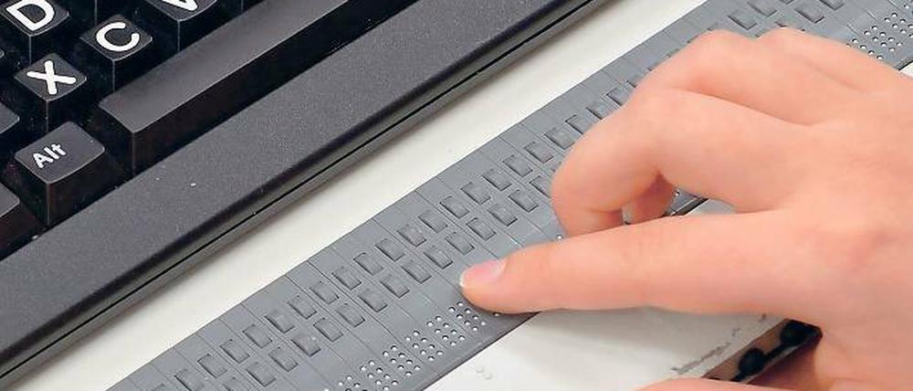 In der analogen Welt ermöglicht die Brailleschrift Blinden, gedruckte Texte zu lesen.