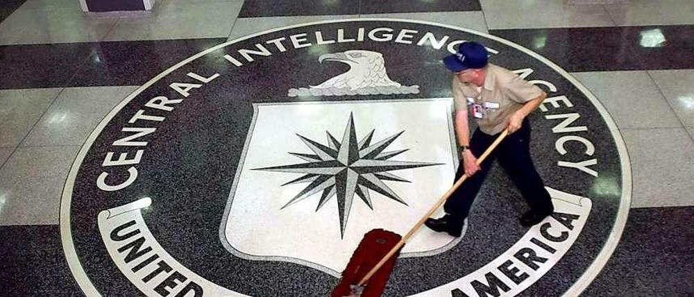 Die Reinigung des Emblems am Eingang des mächtigen amerikanischen Auslandsgeheimdienstes CIA ist bei einem Budget von mehr als 14 Milliarden Dollar wohl kein Problem. 
