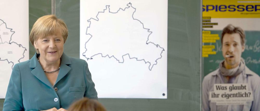 Angela Merkel sollte eine Geschichtsstunde halten, dabei hat sie interessante Details über ihr Leben in Ost-Berlin verraten.